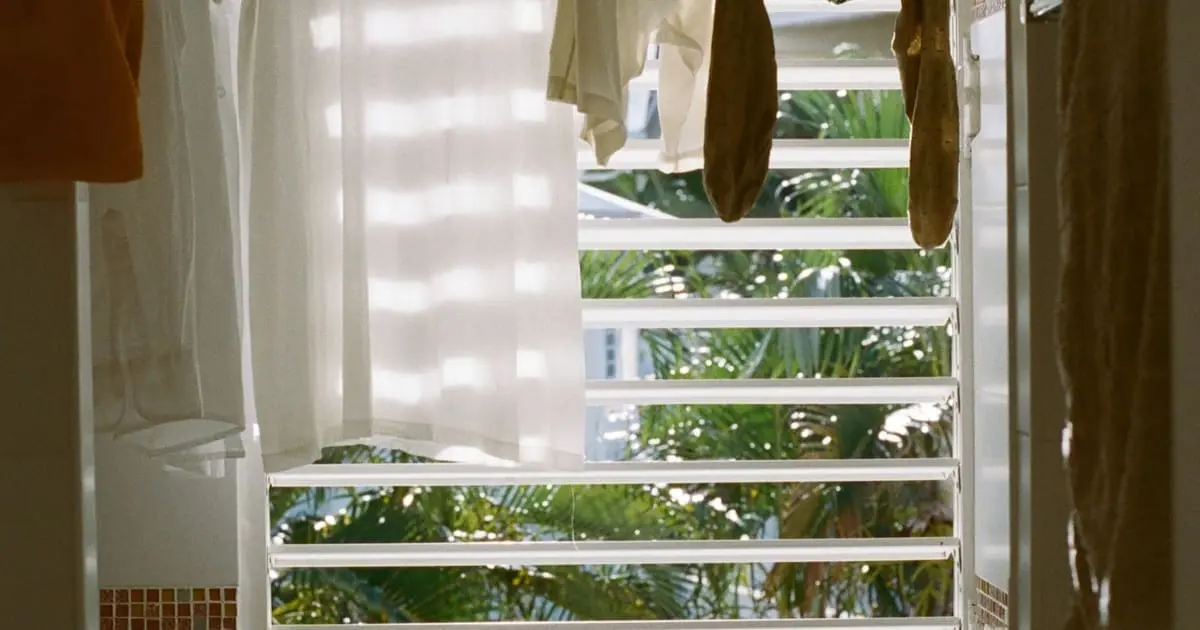 7 วิธีซักชุดนักศึกษาให้ขาวใส ไม่เหลือง ไม่หด ใช้ได้นาน 4 ปี