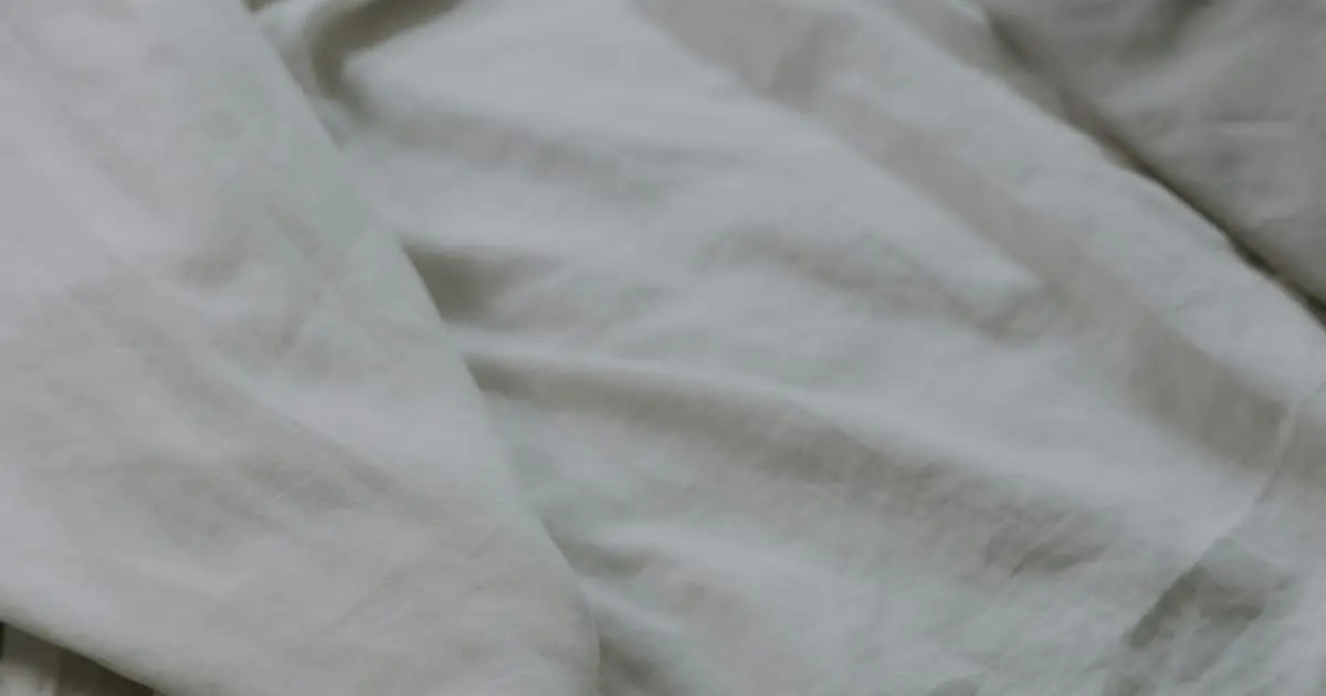 ผ้าชุดนักศึกษา 5 ชนิด แต่ละแบบต่างกันยังไง — เลือกแบบไหนใส่สบายที่สุด