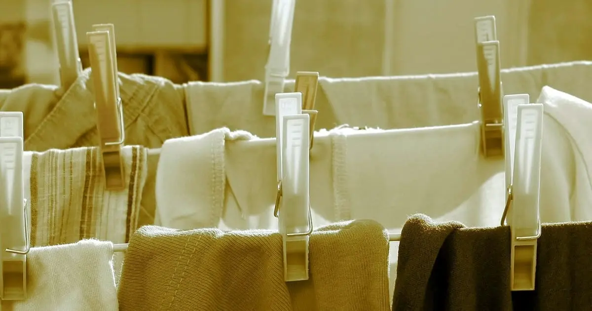 ทำไมเสื้อนักศึกษาต้องเป็นสีขาว — ประวัติและข้อกำหนดของไทย